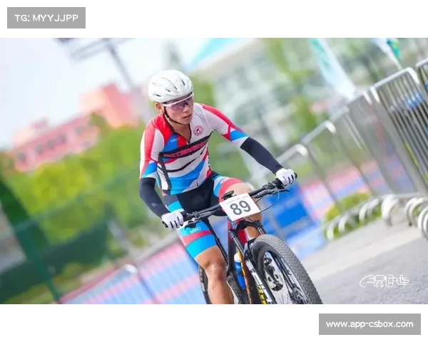 高校山地自行车锦标赛在贵州举行，青春在泥浆中飞扬